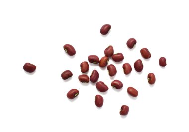 Kırmızı fasulyeler beyaz arkaplanda izole edilmiş.