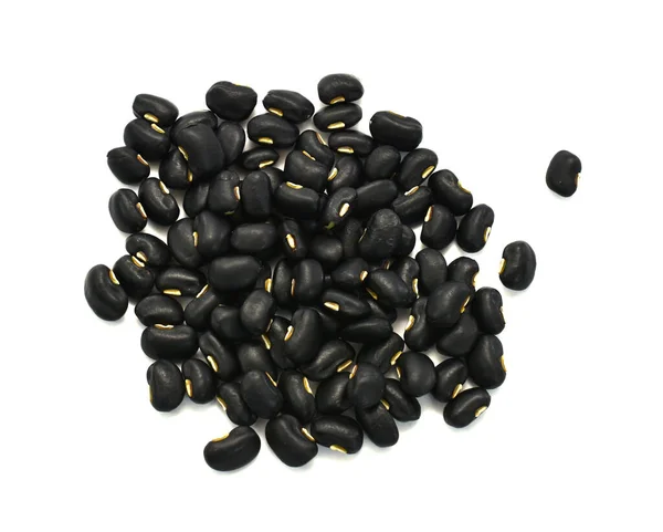 Siyah fasulyeler beyaz arkaplanda izole.