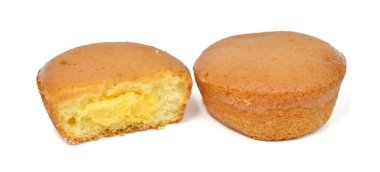 Beyaz arkaplanda süslü fincan kekler