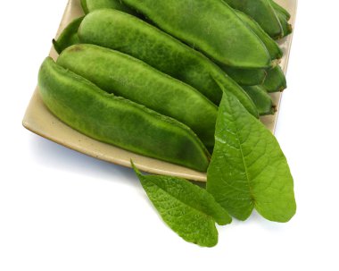 Beyaz arka planda izole edilmiş taze lima fasulyesi.