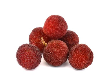 Beyaz arka planda izole edilmiş olgun Myrica esculenta meyvesi