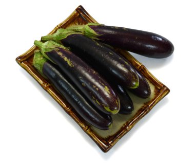 Beyaz arkaplan üzerinde taze patlıcanlar, kırpma yolu ile