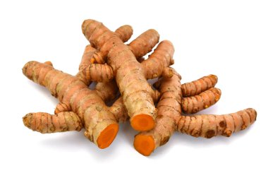 Beyaz arkaplanda taze zerdeçal izole edildi