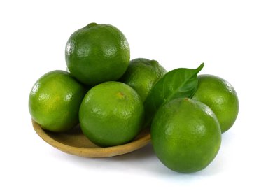 Beyaz arka planda izole edilmiş taze kireç meyvesi