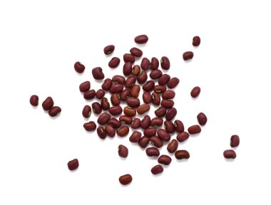 Kırmızı fasulyeler beyaz arkaplanda izole edilmiş.