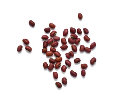 Kırmızı fasulyeler beyaz arkaplanda izole edilmiş.