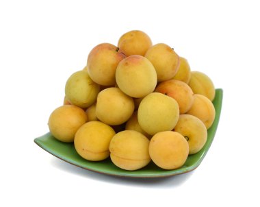 Beyaz arka planda izole edilmiş taze kayısı meyvesi.