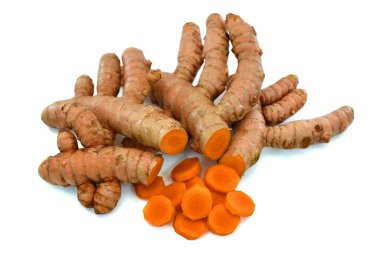 Beyaz arkaplanda izole edilmiş taze zerdeçal dilimleri