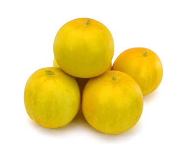 Beyaz arkaplanda taze kavun meyvesi (salatalık melo) izole edildi