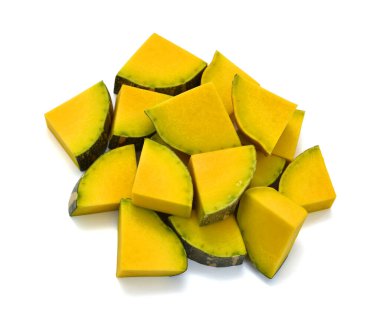 Dilimlenmiş balkabağı beyaz arkaplanda izole edilmiş