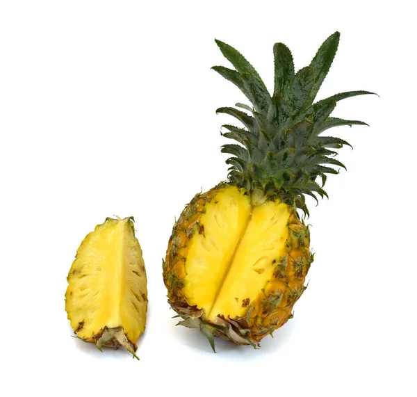Geschnittene Ananas Isoliert Auf Weißem Hintergrund — Stockfoto