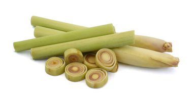 Beyaz arka planda izole edilmiş taze dilimlenmiş limon otu.