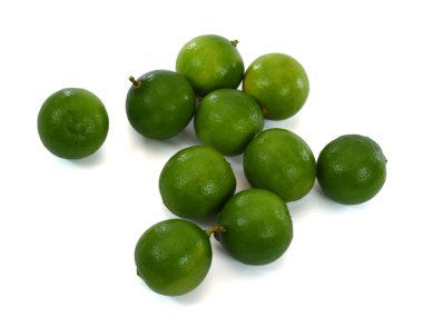 Beyaz arka planda izole edilmiş taze kireç meyvesi