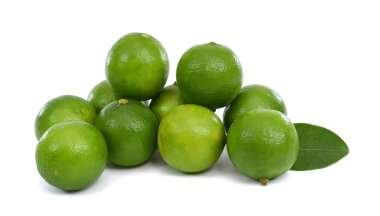 Beyaz arka planda izole edilmiş taze kireç meyvesi