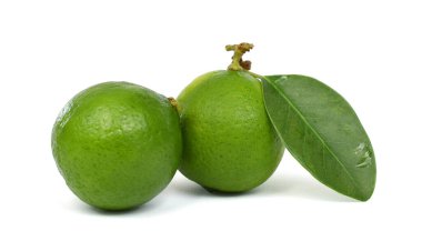 Beyaz arka planda izole edilmiş taze kireç meyvesi