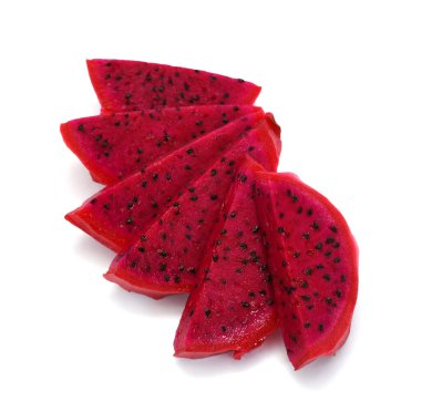 Beyaz arka planda kırmızı et ejder meyvesi