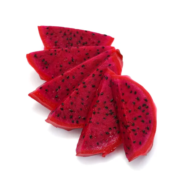 Beyaz arka planda kırmızı et ejder meyvesi