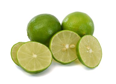 Beyaz arka planda izole edilmiş taze kireç meyvesi