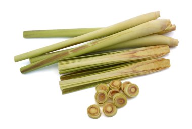 Beyaz arka planda izole edilmiş taze dilimlenmiş limon otu.