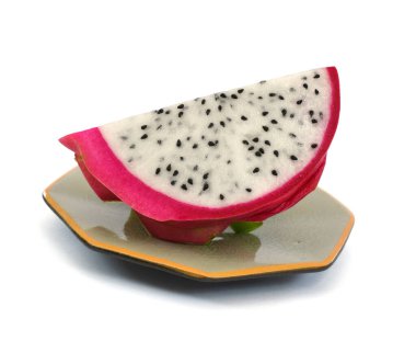 Dilimlenmiş ejderha meyvesi beyaz arka planda izole