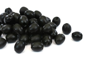 Turşulu zeytinler beyaz arkaplanda izole edilmiş