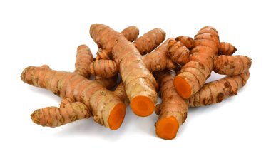 Beyaz arkaplanda izole edilmiş taze zerdeçal dilimleri