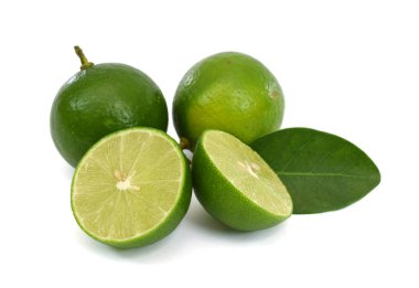 Beyaz arka planda izole edilmiş taze kireç meyvesi