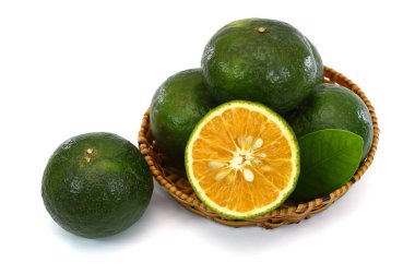 beyaz arkaplanda izole edilmiş taze portakal meyvesi