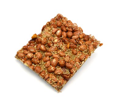 Beyaz arkaplanda izole edilmiş yerfıstığı şekeri