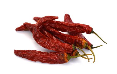 Beyaz arka planda kurutulmuş kırmızı biber.