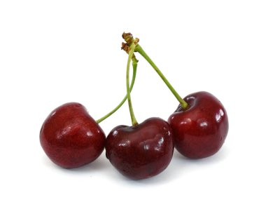 Beyaz arka planda izole edilmiş taze kiraz meyvesi