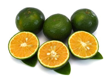 Beyaz arkaplanda portakal meyvesi izole