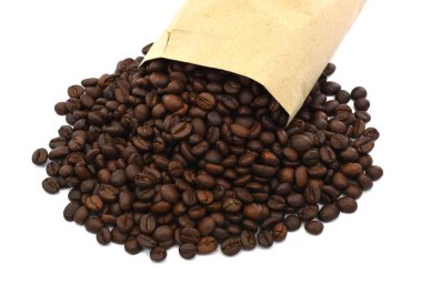 Beyaz arkaplanda izole kahve çekirdekleri.