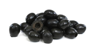 Turşulu zeytinler beyaz arkaplanda izole edilmiş
