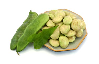 Beyaz arka planda izole edilmiş taze lima fasulyesi.