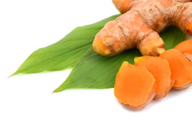 Beyaz arkaplanda izole edilmiş taze zerdeçal dilimleri