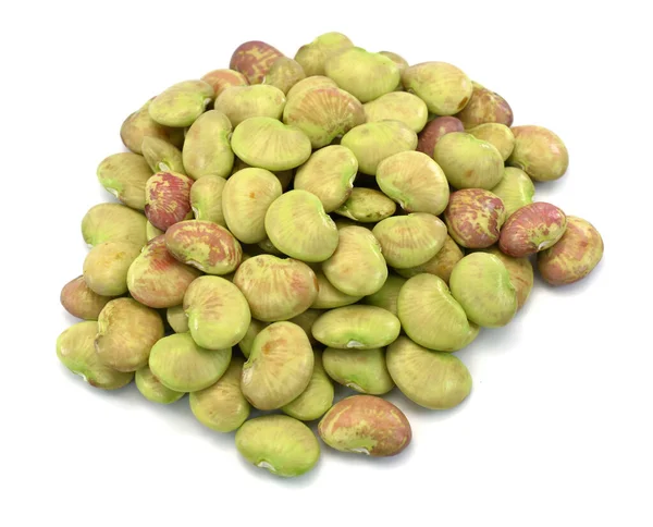 Beyaz arka planda izole edilmiş taze lima fasulyesi.