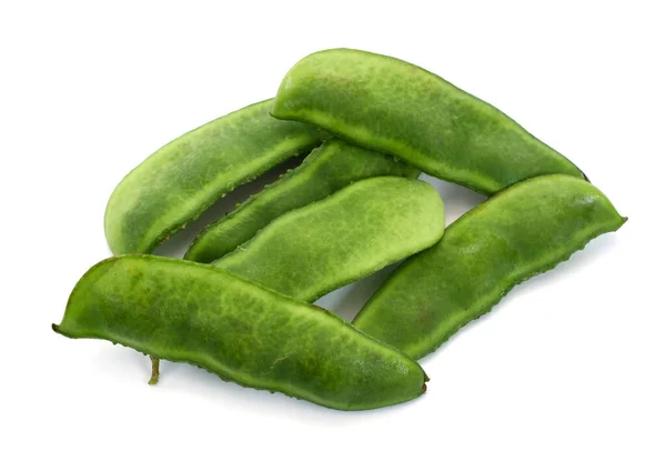Beyaz arka planda izole edilmiş taze lima fasulyesi.