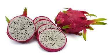 Dilimlenmiş ejderha meyvesi beyaz arka planda izole