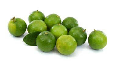 Beyaz arka planda izole edilmiş taze kireç meyvesi