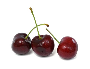 Beyaz arka planda izole edilmiş taze kiraz meyvesi