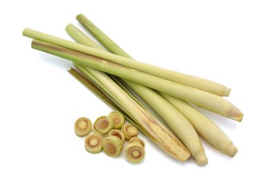 Beyaz arka planda izole edilmiş taze dilimlenmiş limon otu.