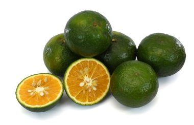 beyaz arkaplanda izole edilmiş taze portakal meyvesi