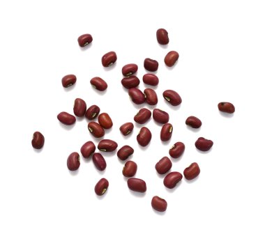 Kırmızı fasulyeler beyaz arkaplanda izole edilmiş.