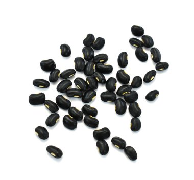 Siyah fasulyeler beyaz arkaplanda izole.