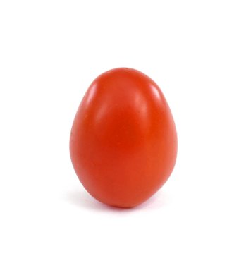 Beyaz arka planda izole edilmiş kiraz domatesleri