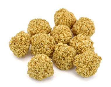 Pirinç gevrekleri beyaz arkaplanda izole edilmiş