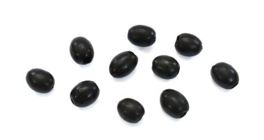 Turşulu zeytinler beyaz arkaplanda izole edilmiş