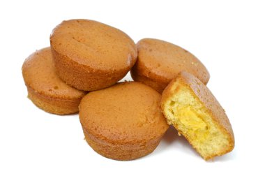 Beyaz arkaplanda süslü fincan kekler