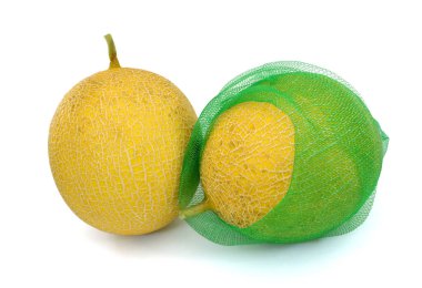 Olgun Muskmelon meyvesi beyaz arka planda ağ torbasında